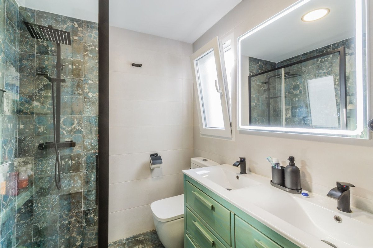 2 Bed Top Floor Apartment in Almuñecar
