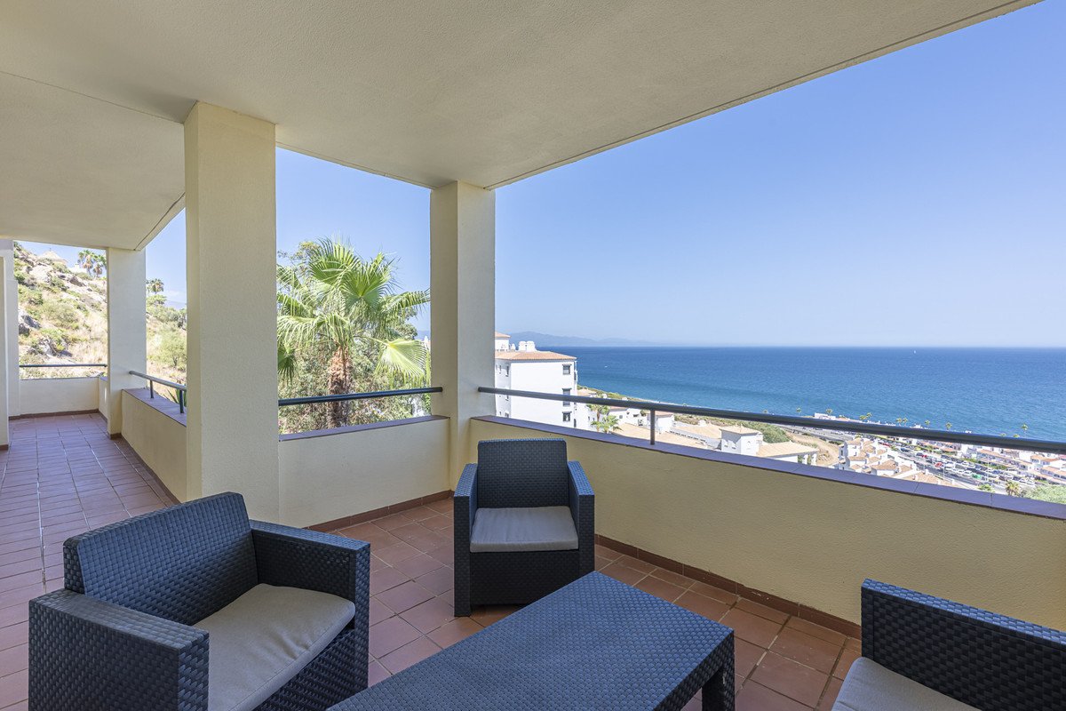 3 Bed Middle Floor Apartment in Manilva
