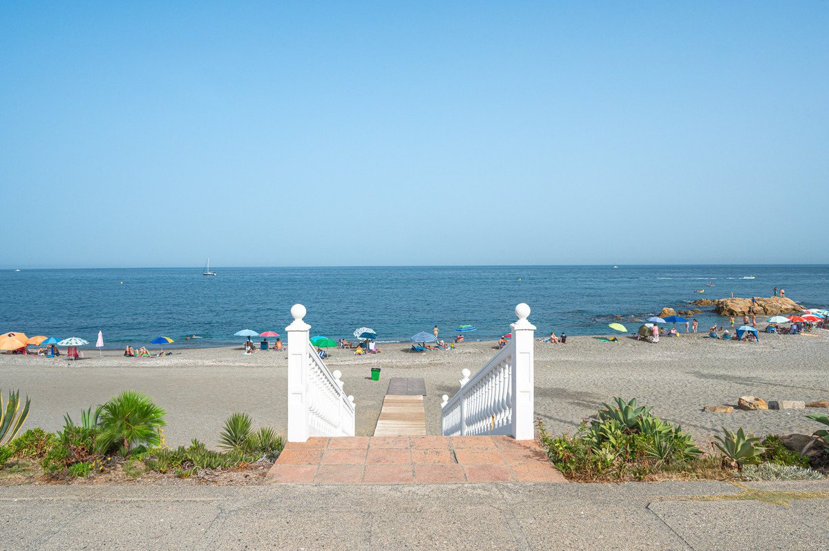 3 Bed Middle Floor Apartment in Manilva