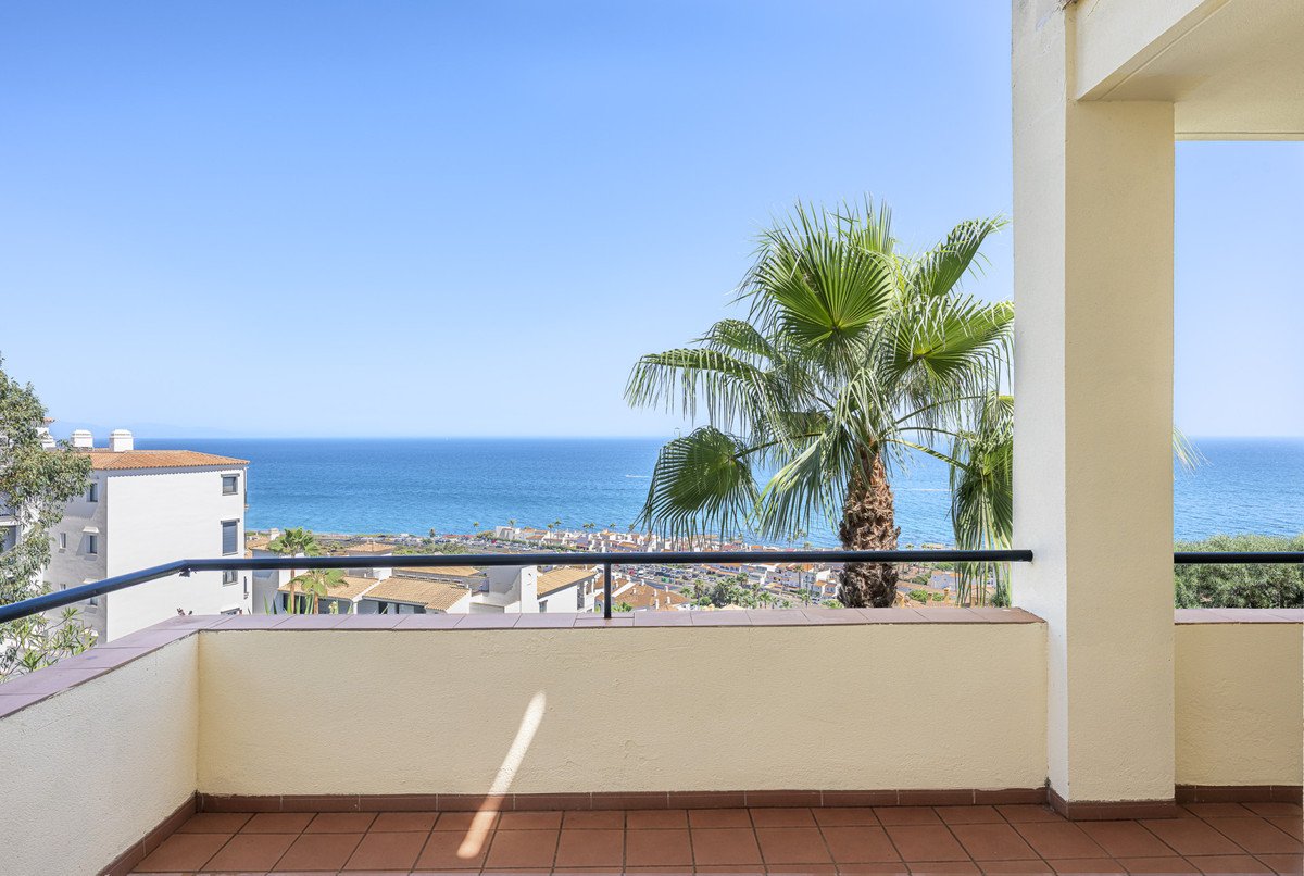 3 Bed Middle Floor Apartment in Manilva