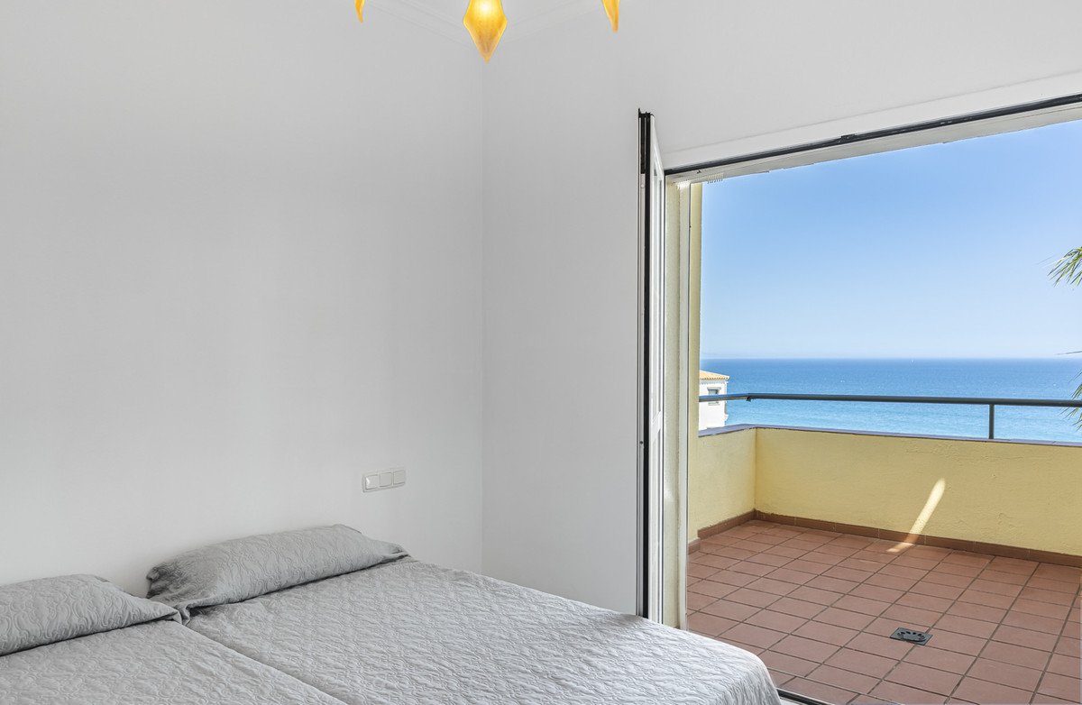 3 Bed Middle Floor Apartment in Manilva