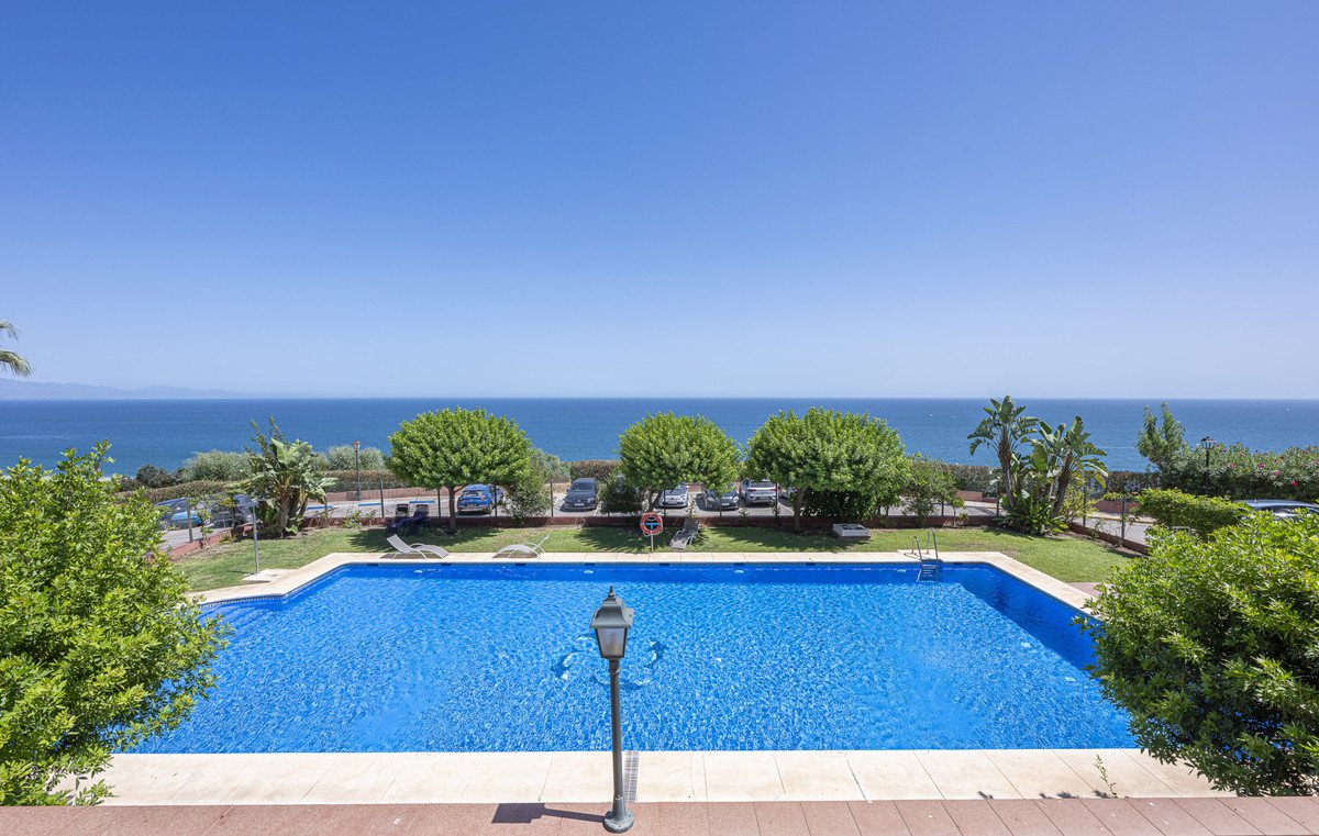 3 Bed Middle Floor Apartment in Manilva