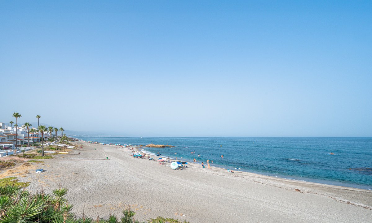 3 Bed Middle Floor Apartment in Manilva