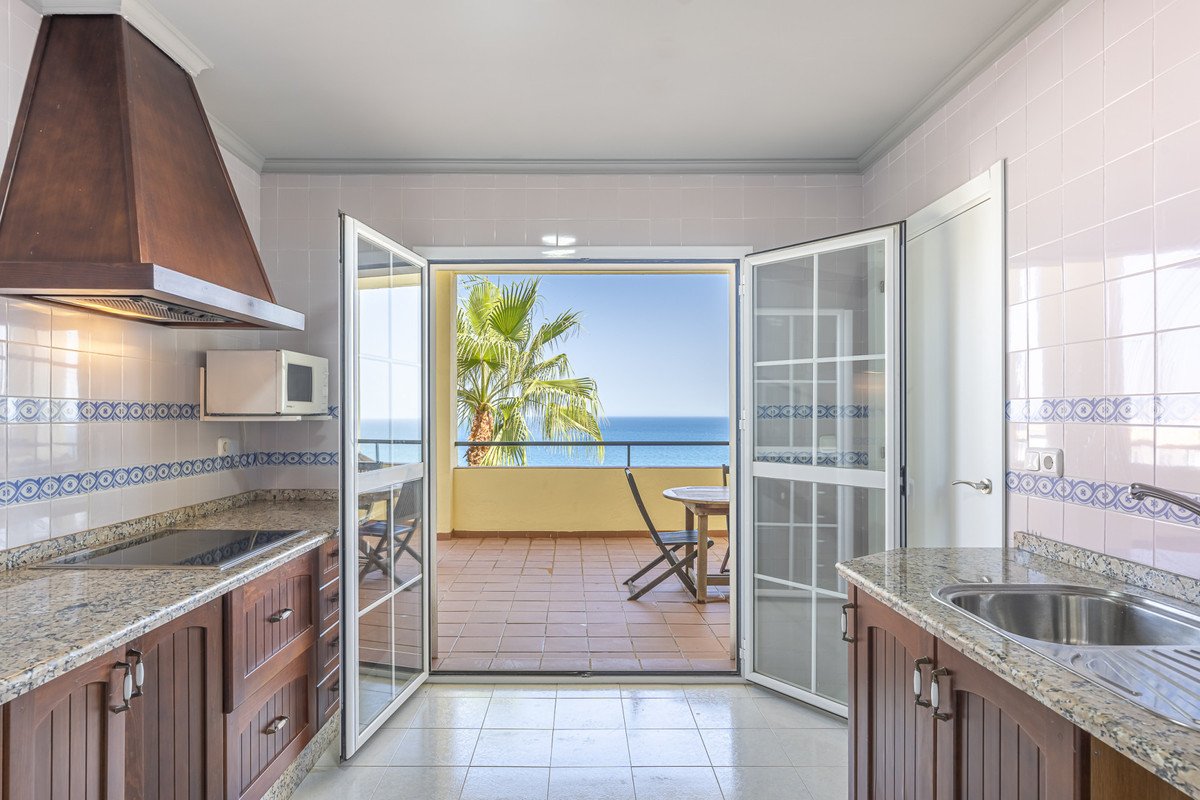 3 Bed Middle Floor Apartment in Manilva