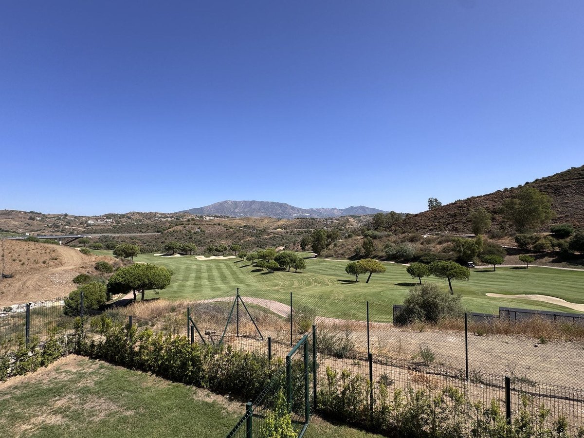 2 Bed Middle Floor Apartment in Calanova Golf