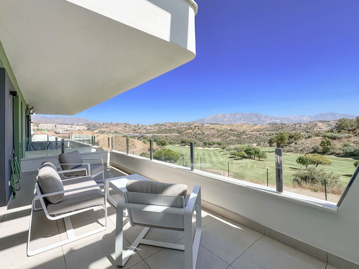 2 Bed Middle Floor Apartment in Calanova Golf