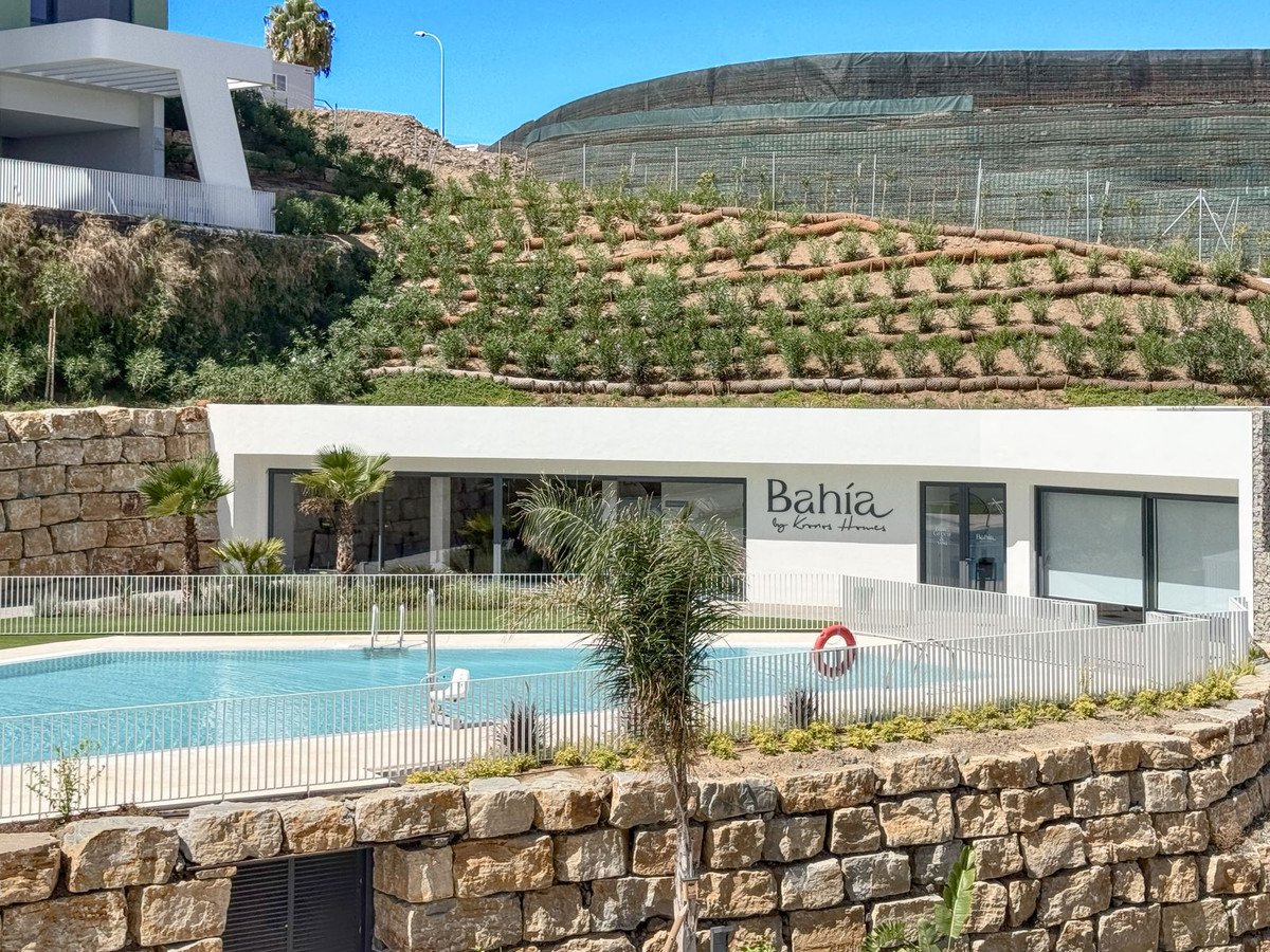 2 Bed Middle Floor Apartment in Calanova Golf
