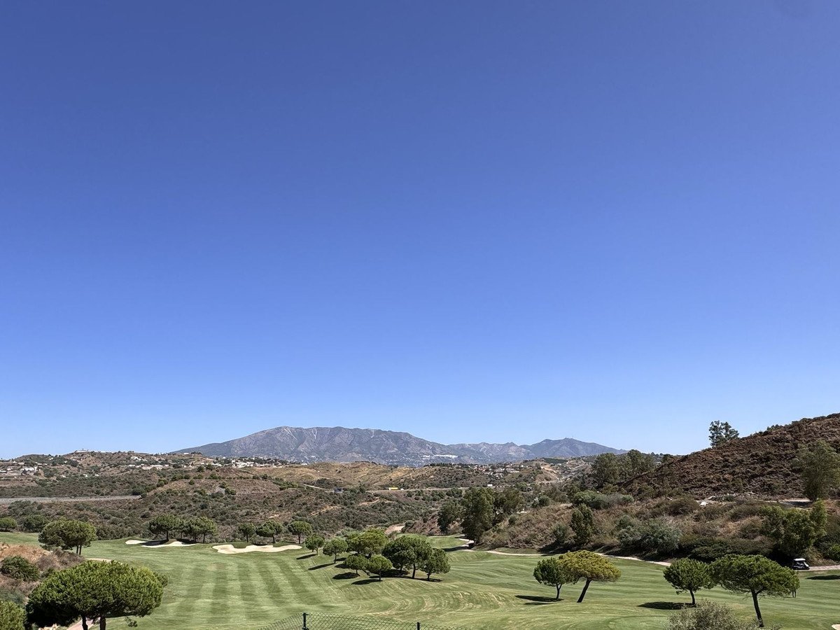 2 Bed Middle Floor Apartment in Calanova Golf
