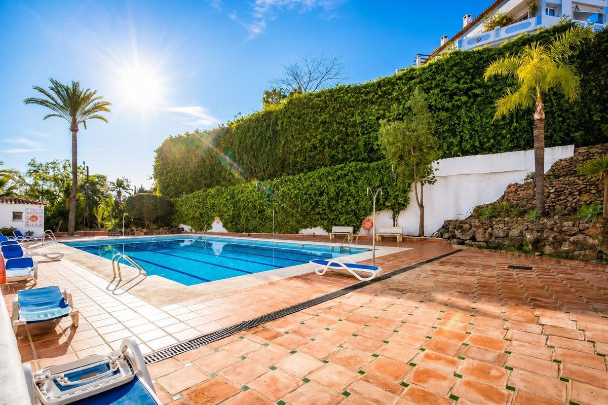 3 Bed Middle Floor Apartment in Nueva Andalucía