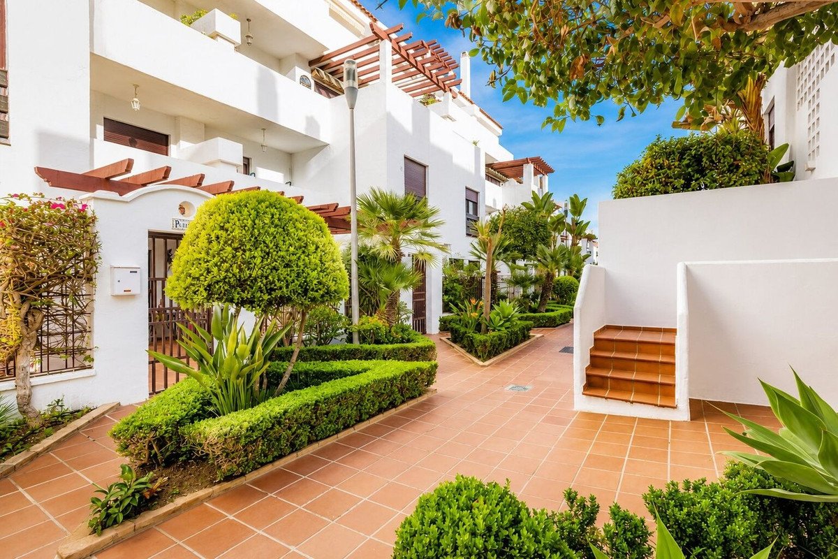 3 Bed Middle Floor Apartment in Nueva Andalucía