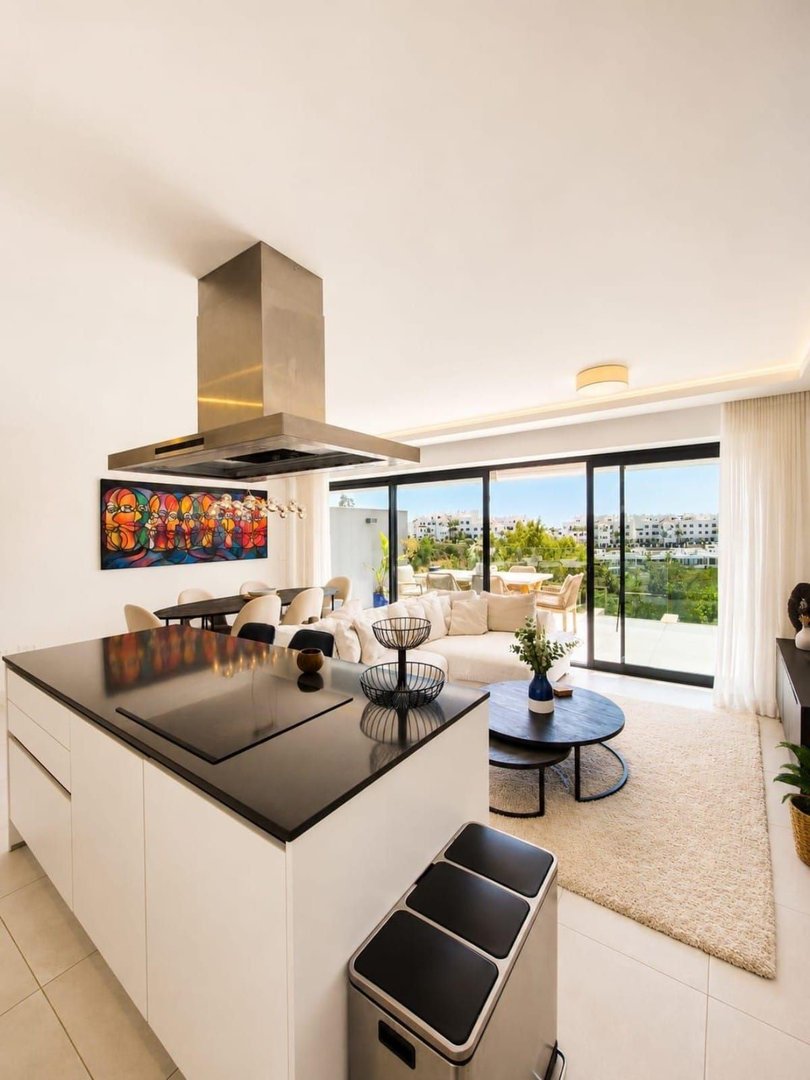 3 Bed Middle Floor Apartment in Selwo