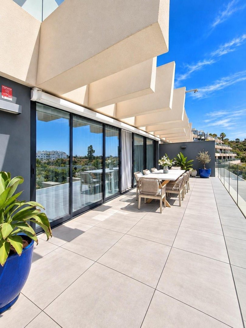 3 Bed Middle Floor Apartment in Selwo