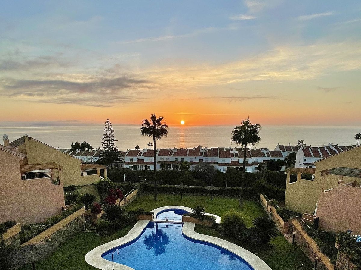 2 Bed Top Floor Apartment in Manilva