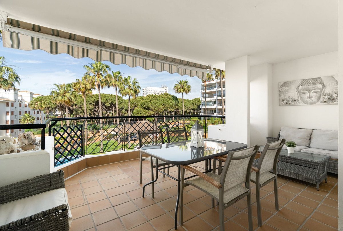 2 Bed Middle Floor Apartment in Calahonda