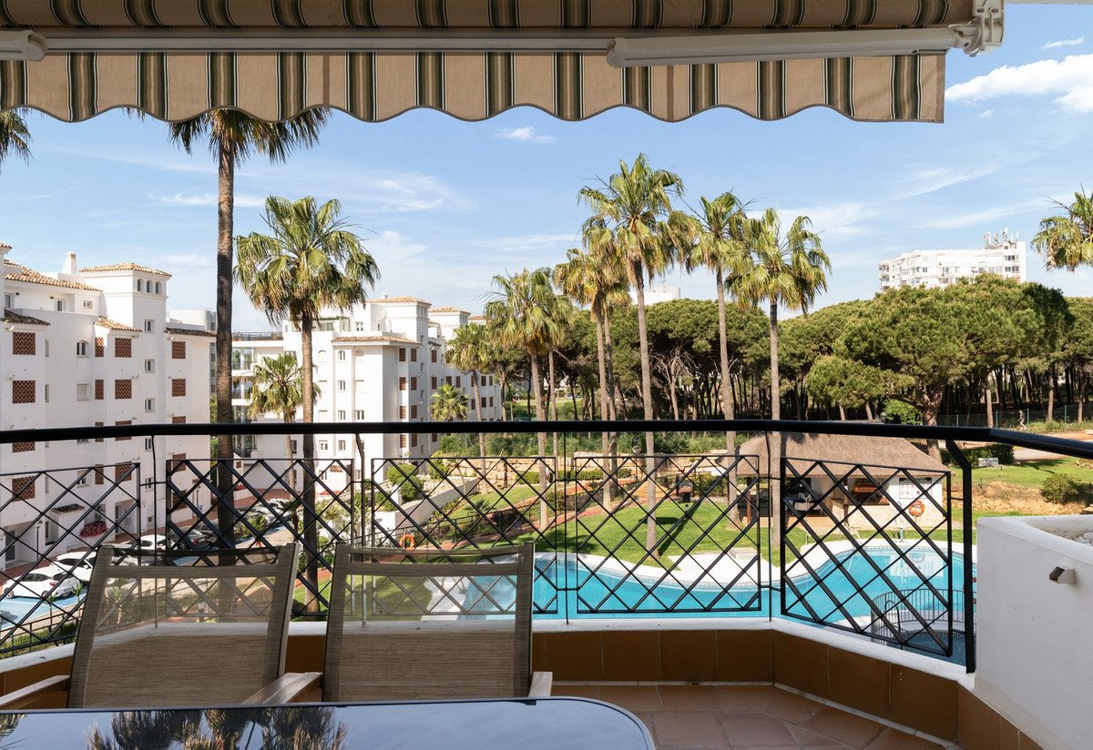 2 Bed Middle Floor Apartment in Calahonda