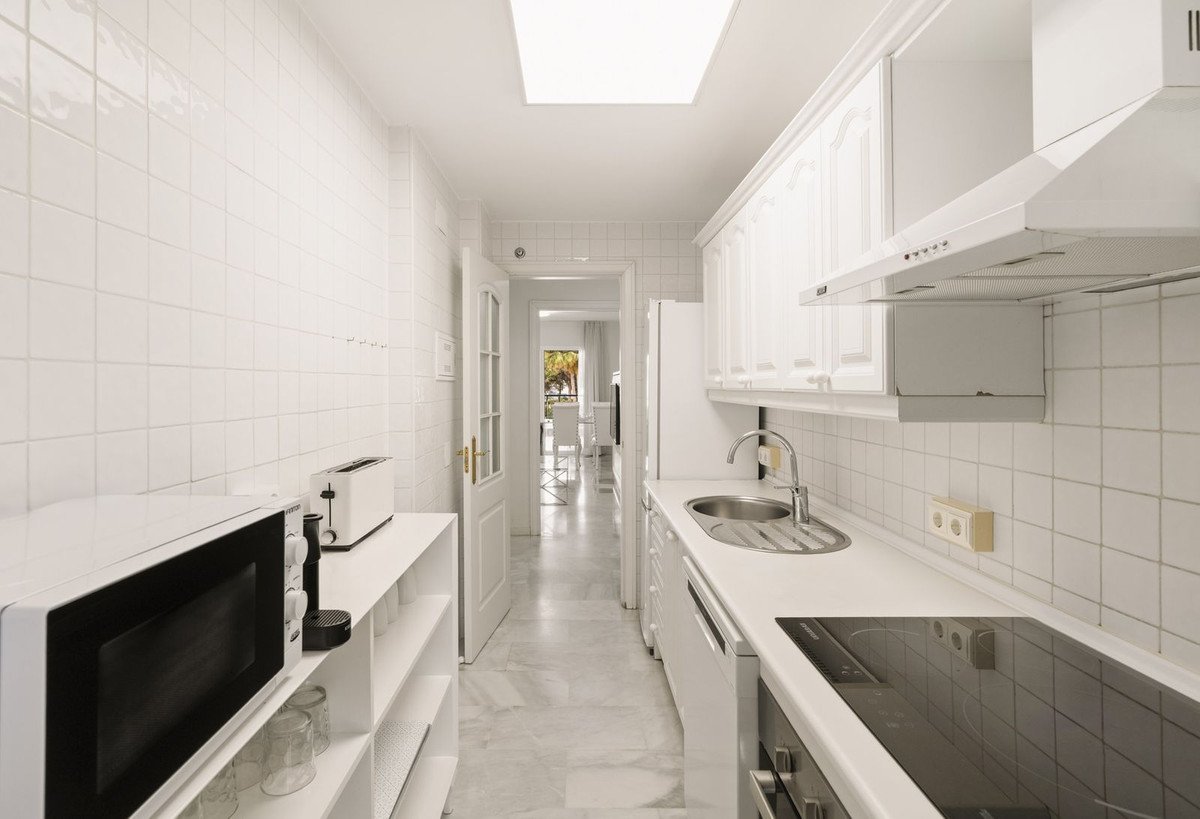 2 Bed Middle Floor Apartment in Calahonda