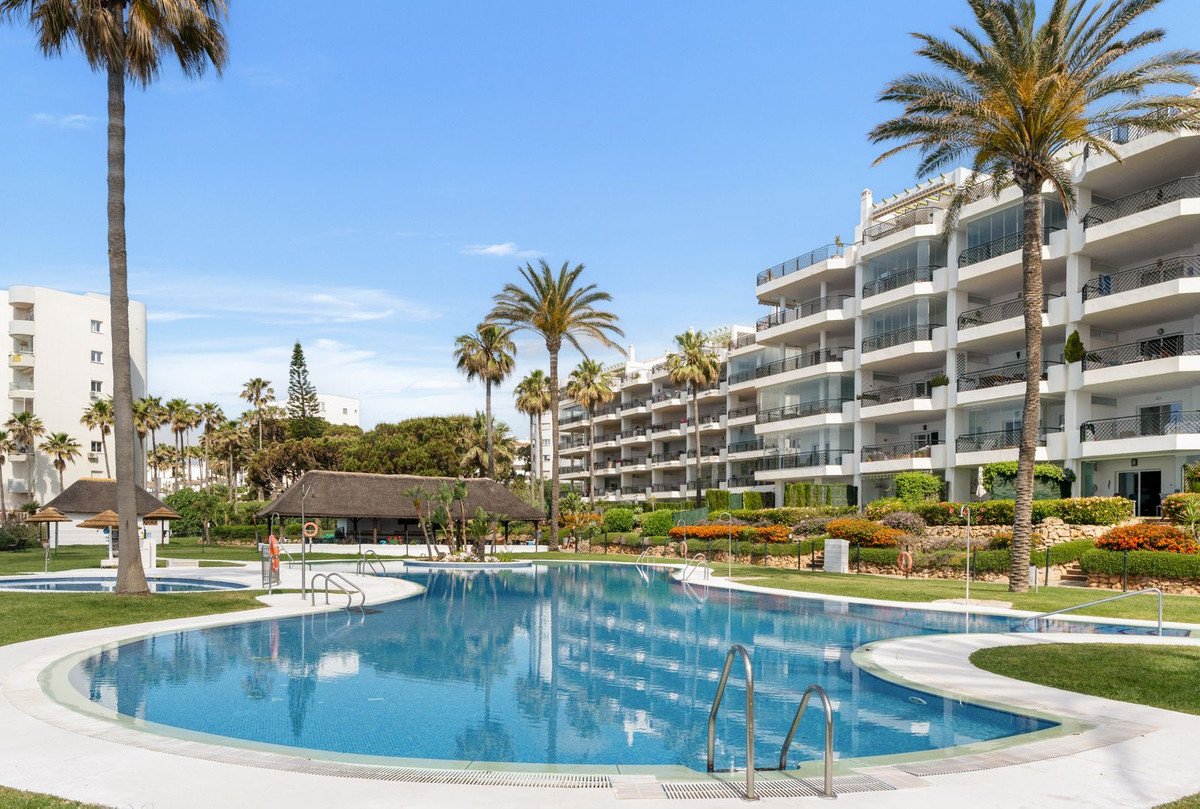 2 Bed Middle Floor Apartment in Calahonda