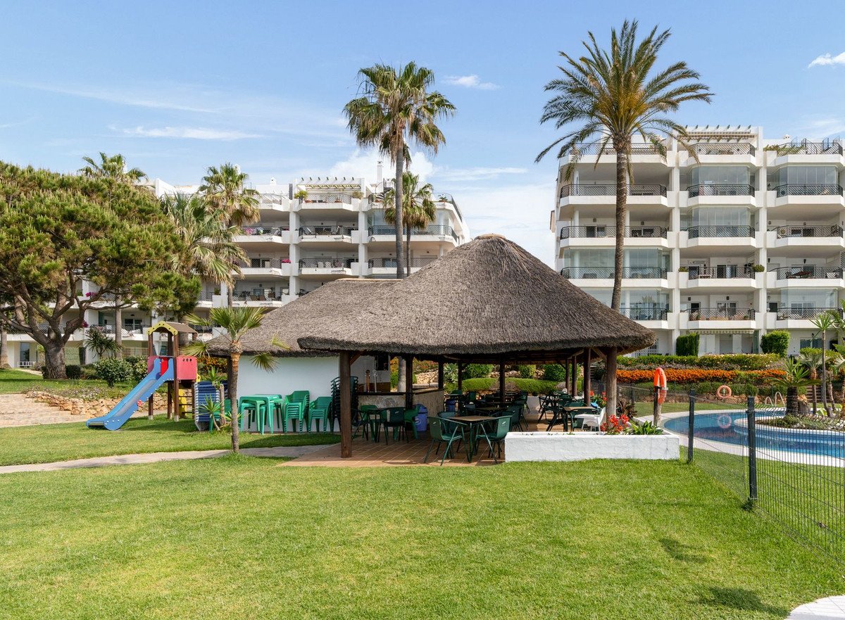 2 Bed Middle Floor Apartment in Calahonda