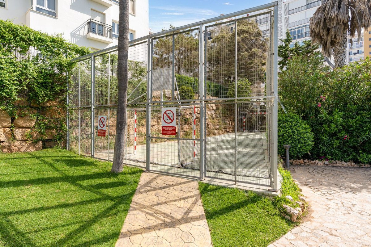 2 Bed Middle Floor Apartment in Calahonda