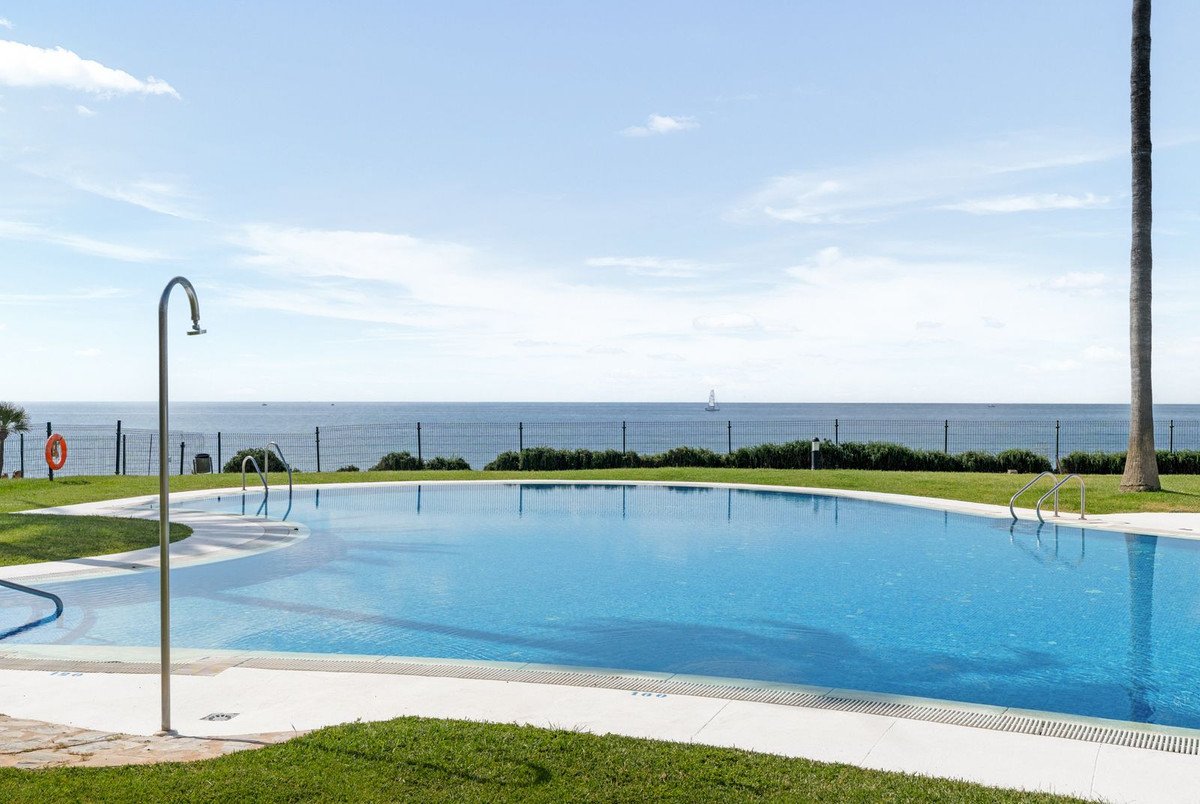 2 Bed Middle Floor Apartment in Calahonda