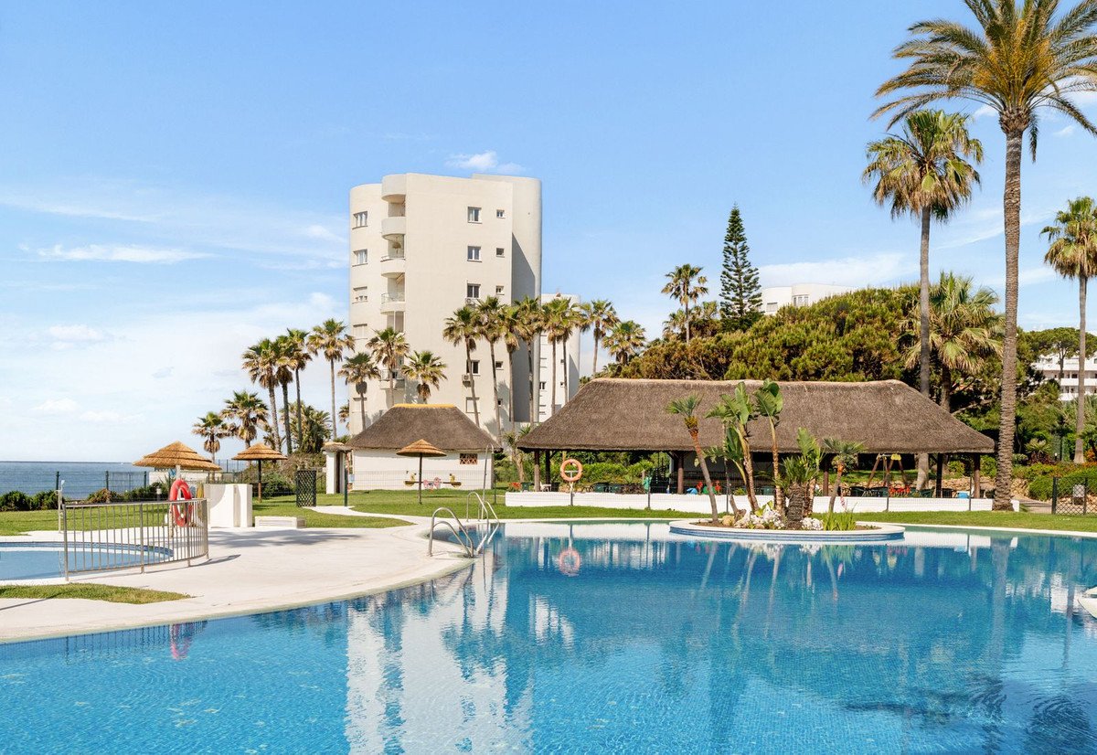 2 Bed Middle Floor Apartment in Calahonda