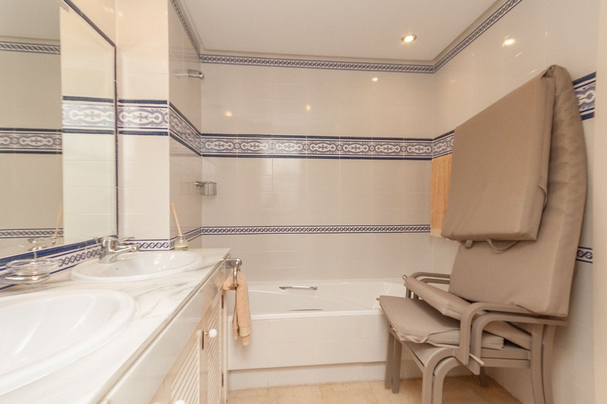 3 Bed Middle Floor Apartment in Elviria