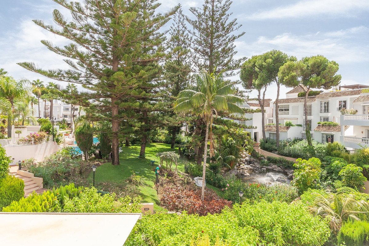 3 Bed Middle Floor Apartment in Elviria