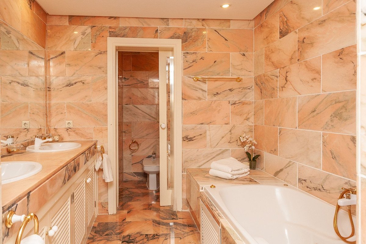 3 Bed Middle Floor Apartment in Elviria