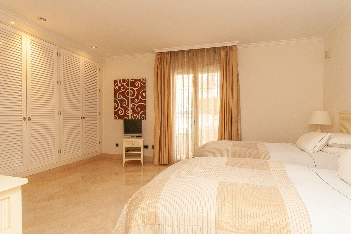 3 Bed Middle Floor Apartment in Elviria