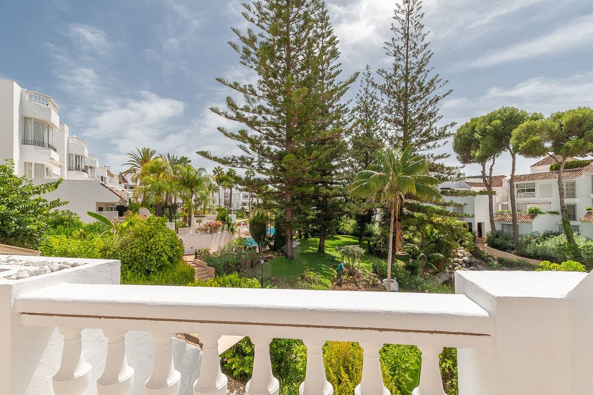 3 Bed Middle Floor Apartment in Elviria