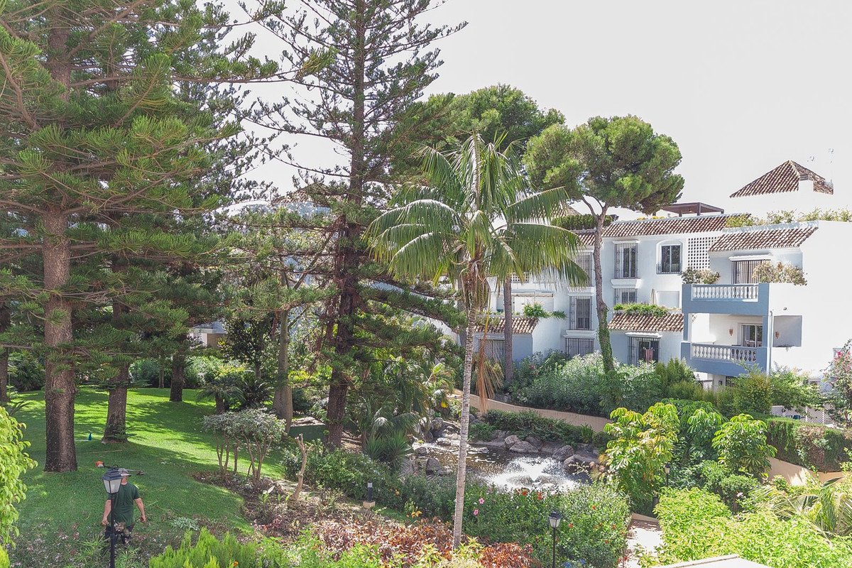3 Bed Middle Floor Apartment in Elviria