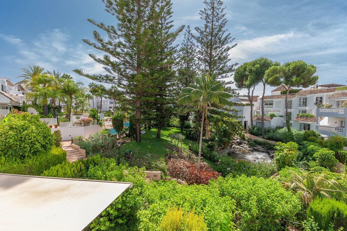 3 Bed Middle Floor Apartment in Elviria