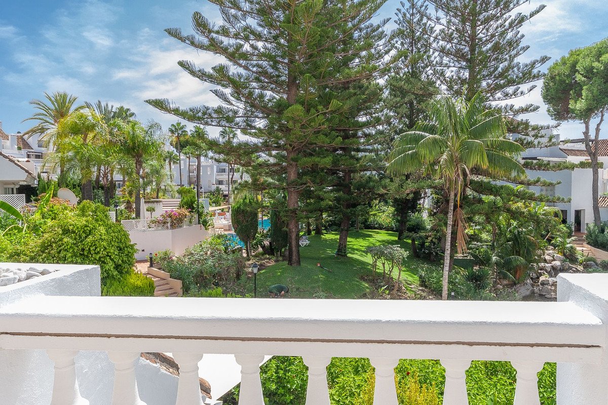 3 Bed Middle Floor Apartment in Elviria