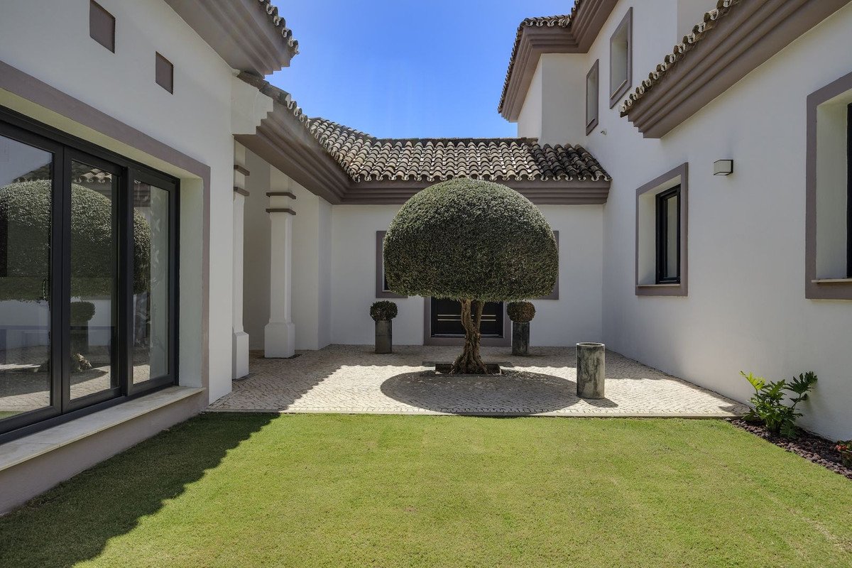 4 Bed Detached Villa in Benahavís