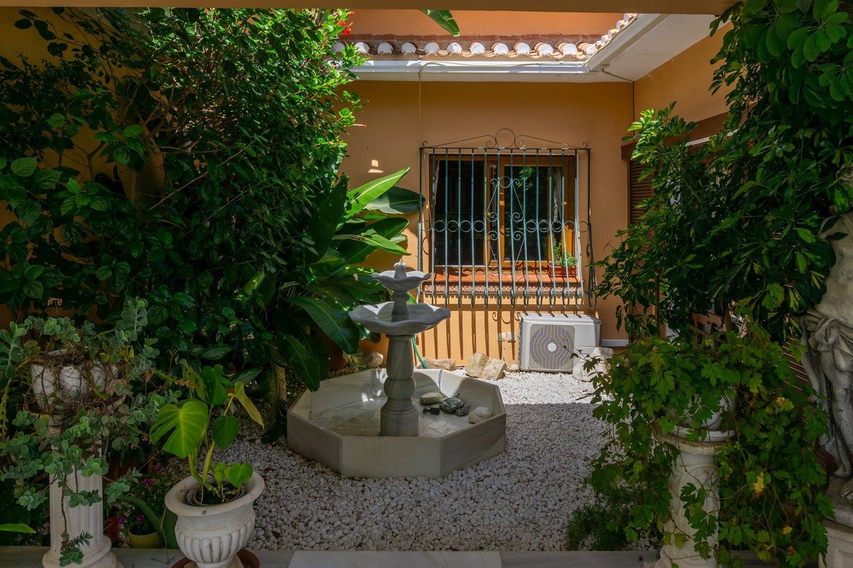 6 Bed Detached Villa in El Paraiso