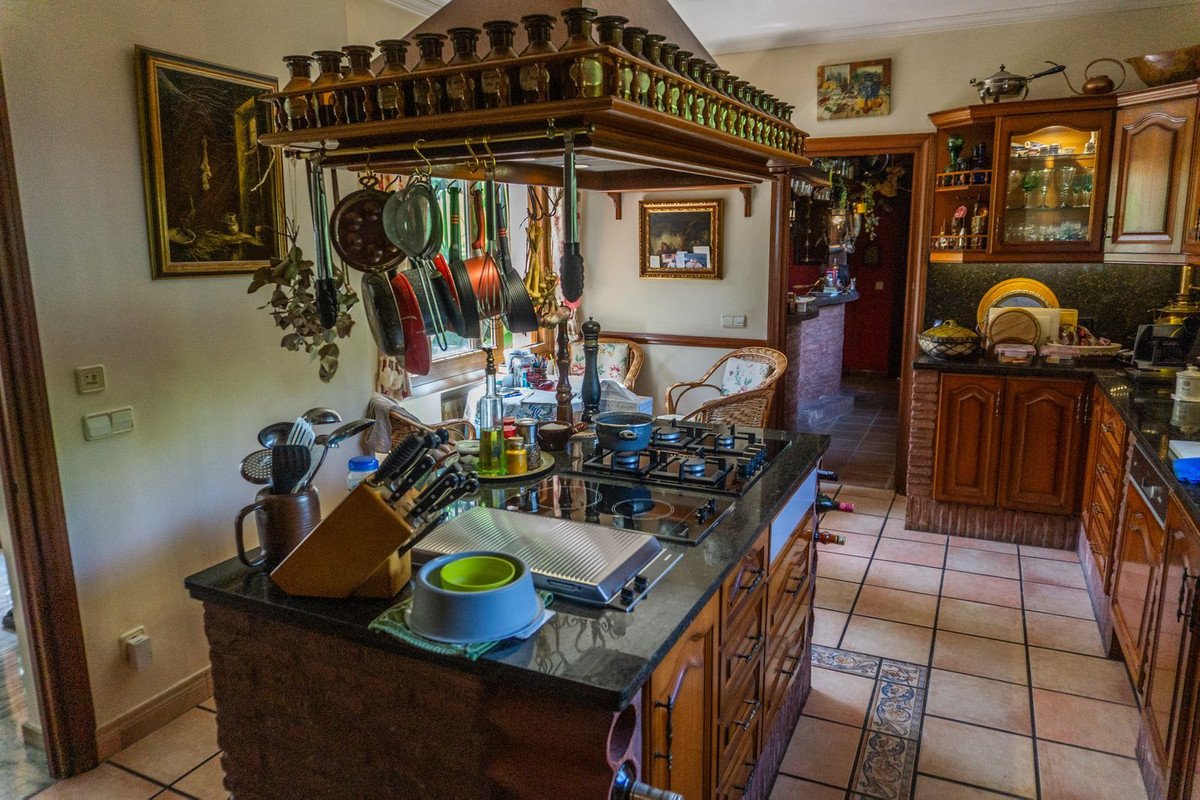 6 Bed Detached Villa in El Paraiso