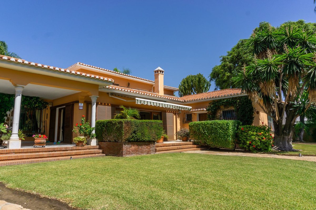 6 Bed Detached Villa in El Paraiso