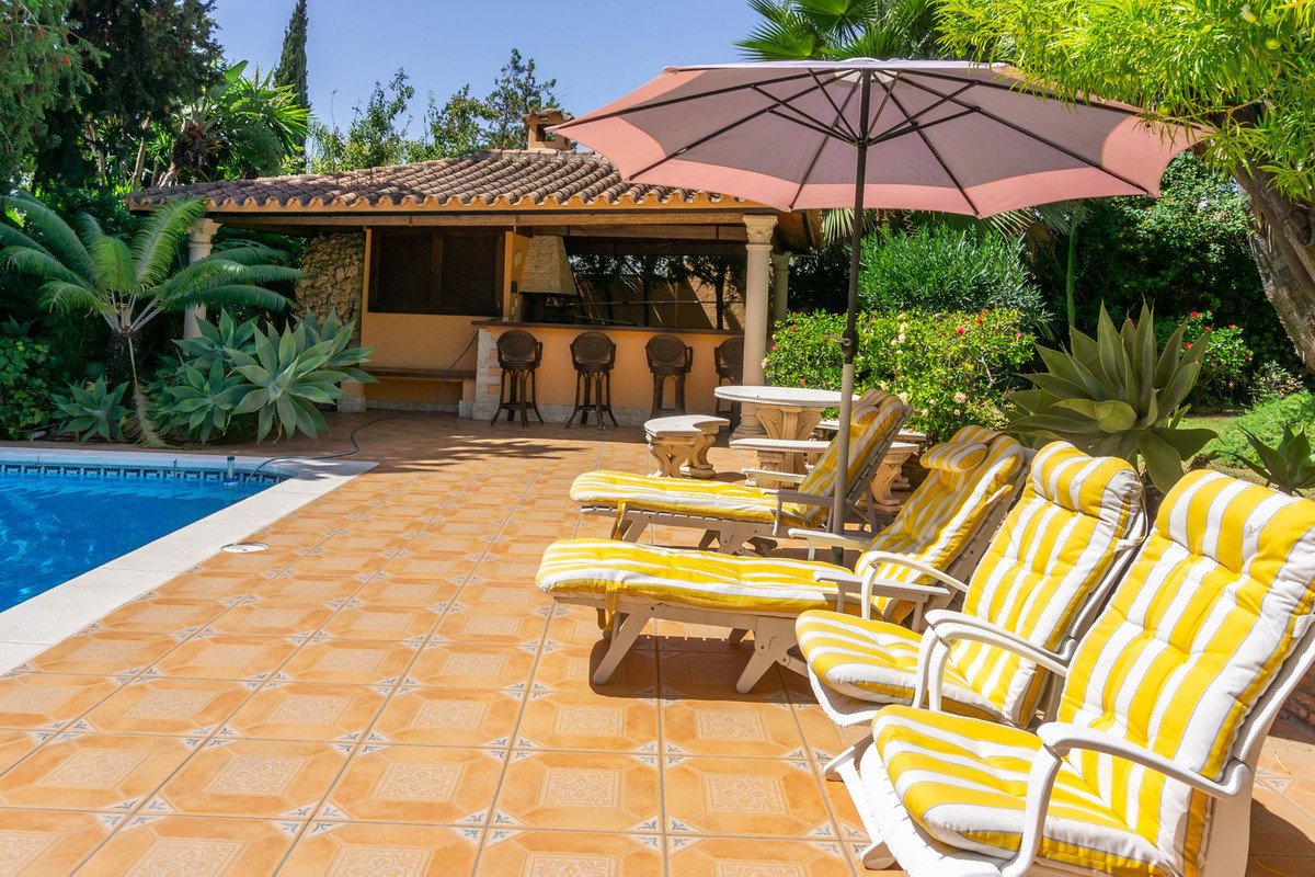 6 Bed Detached Villa in El Paraiso