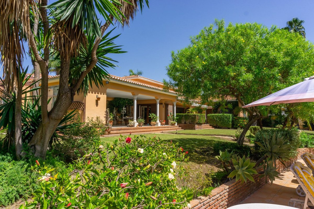 6 Bed Detached Villa in El Paraiso