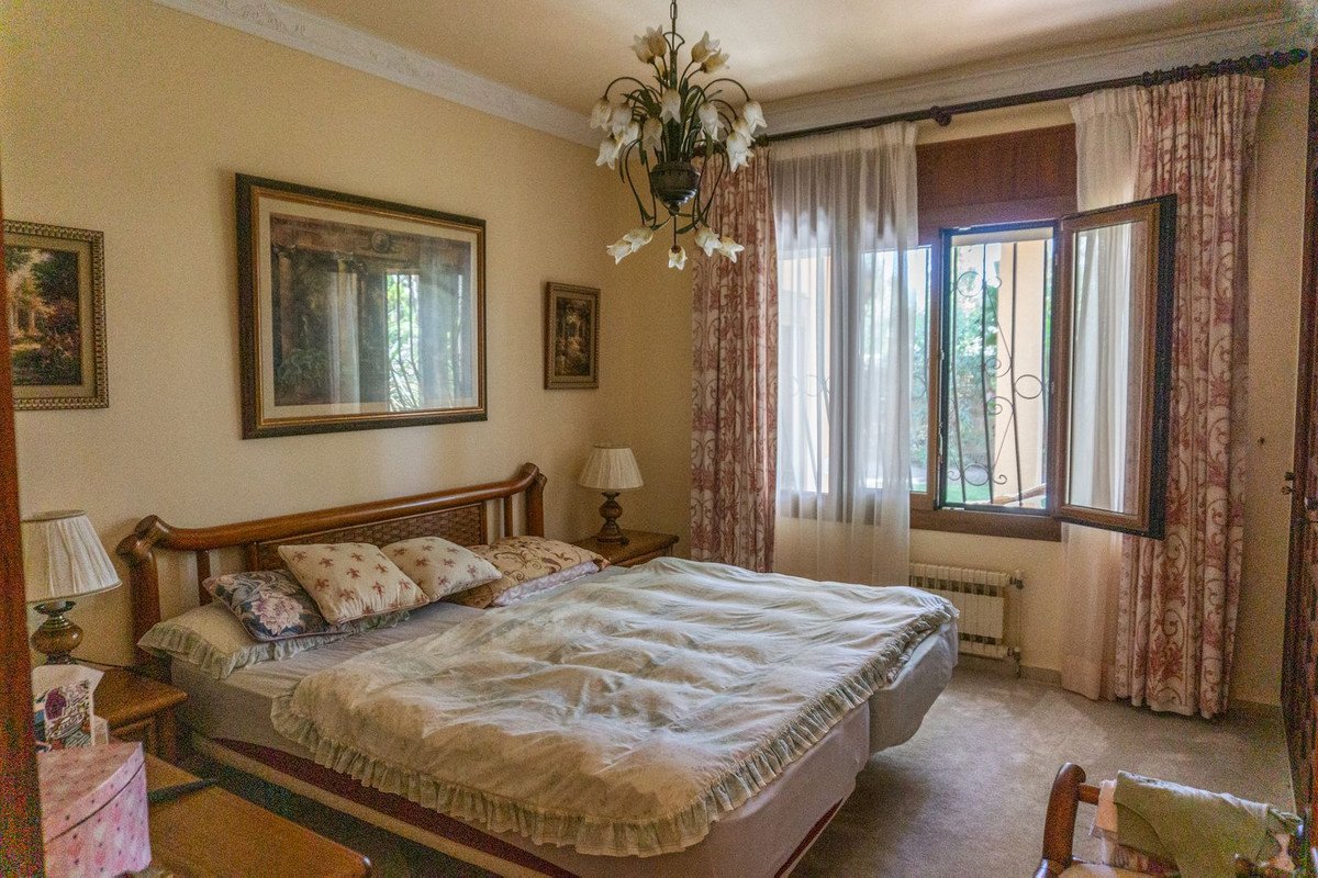 6 Bed Detached Villa in El Paraiso
