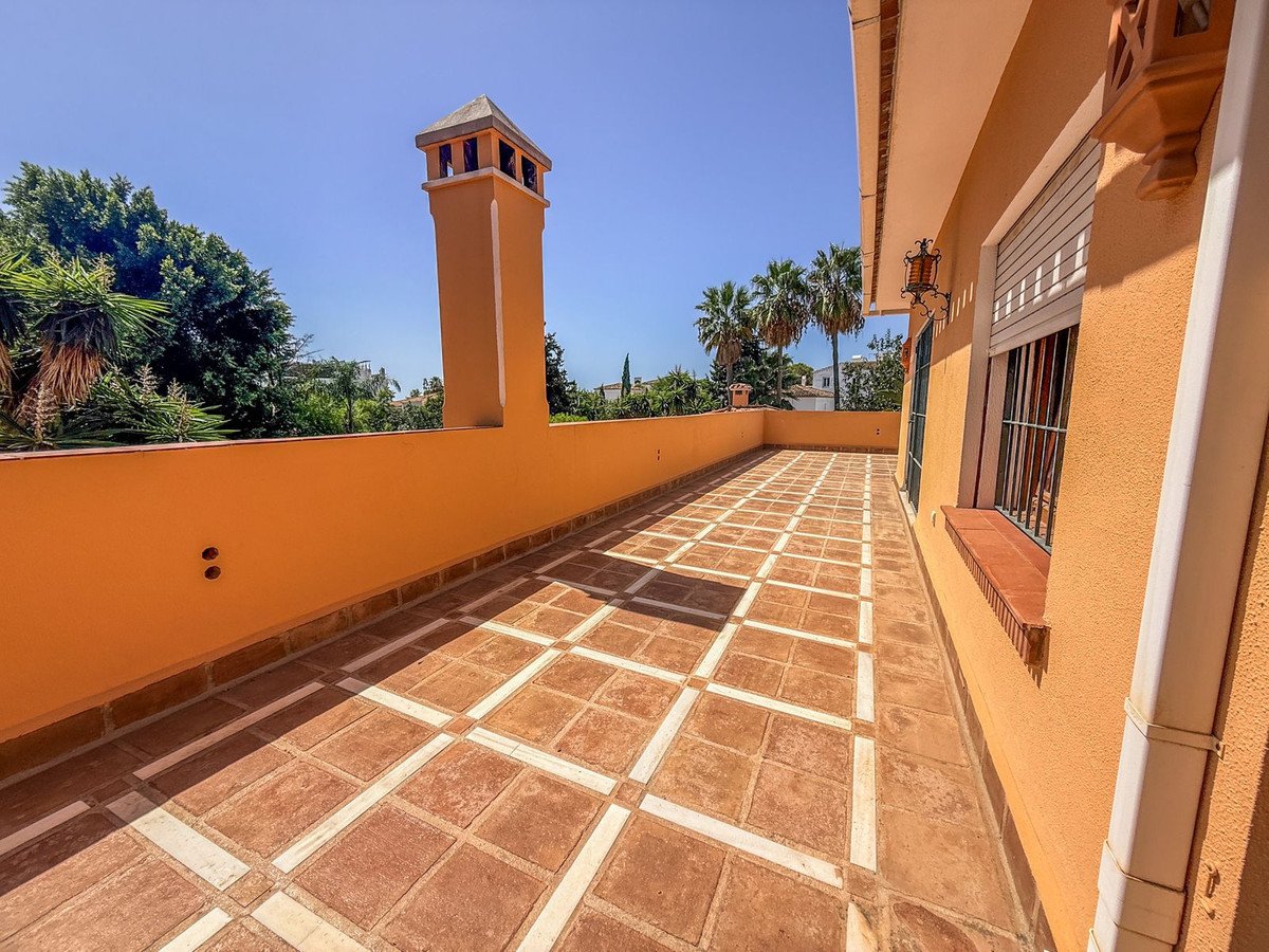 6 Bed Detached Villa in El Paraiso