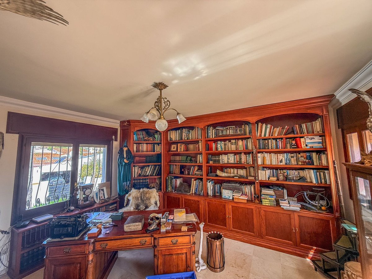 6 Bed Detached Villa in El Paraiso