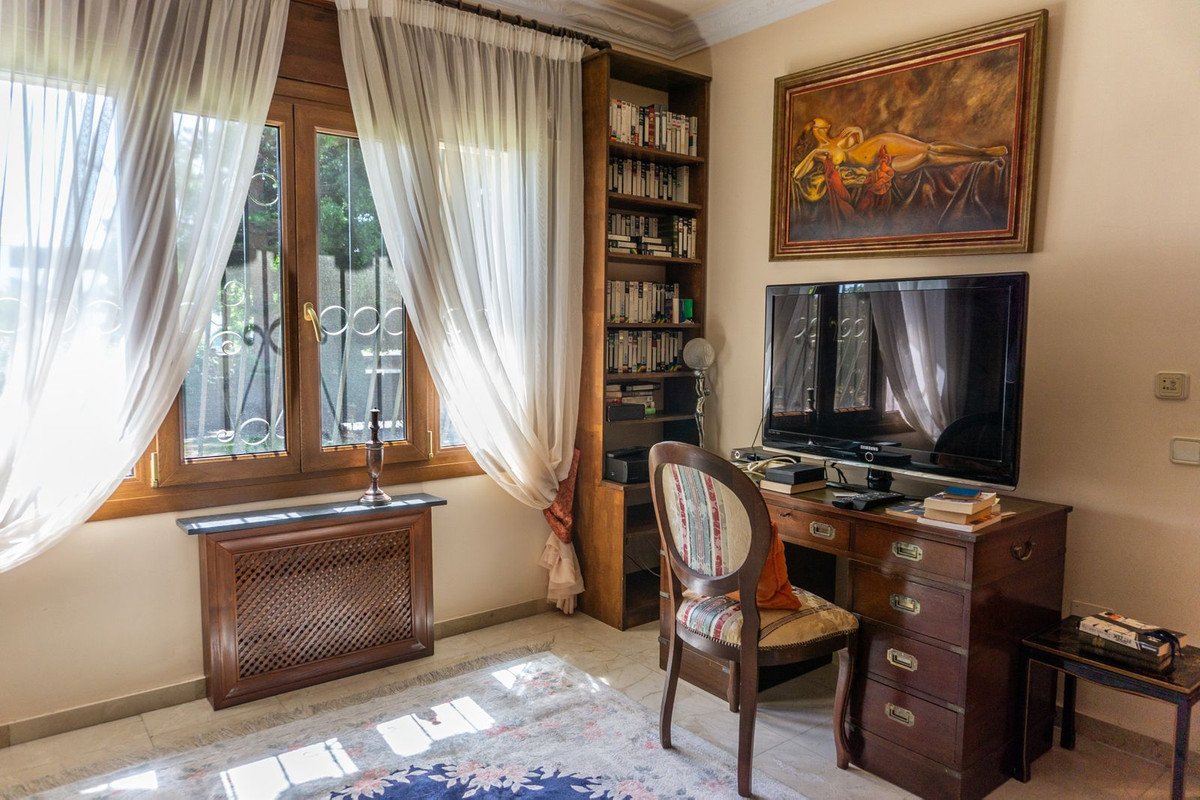 6 Bed Detached Villa in El Paraiso
