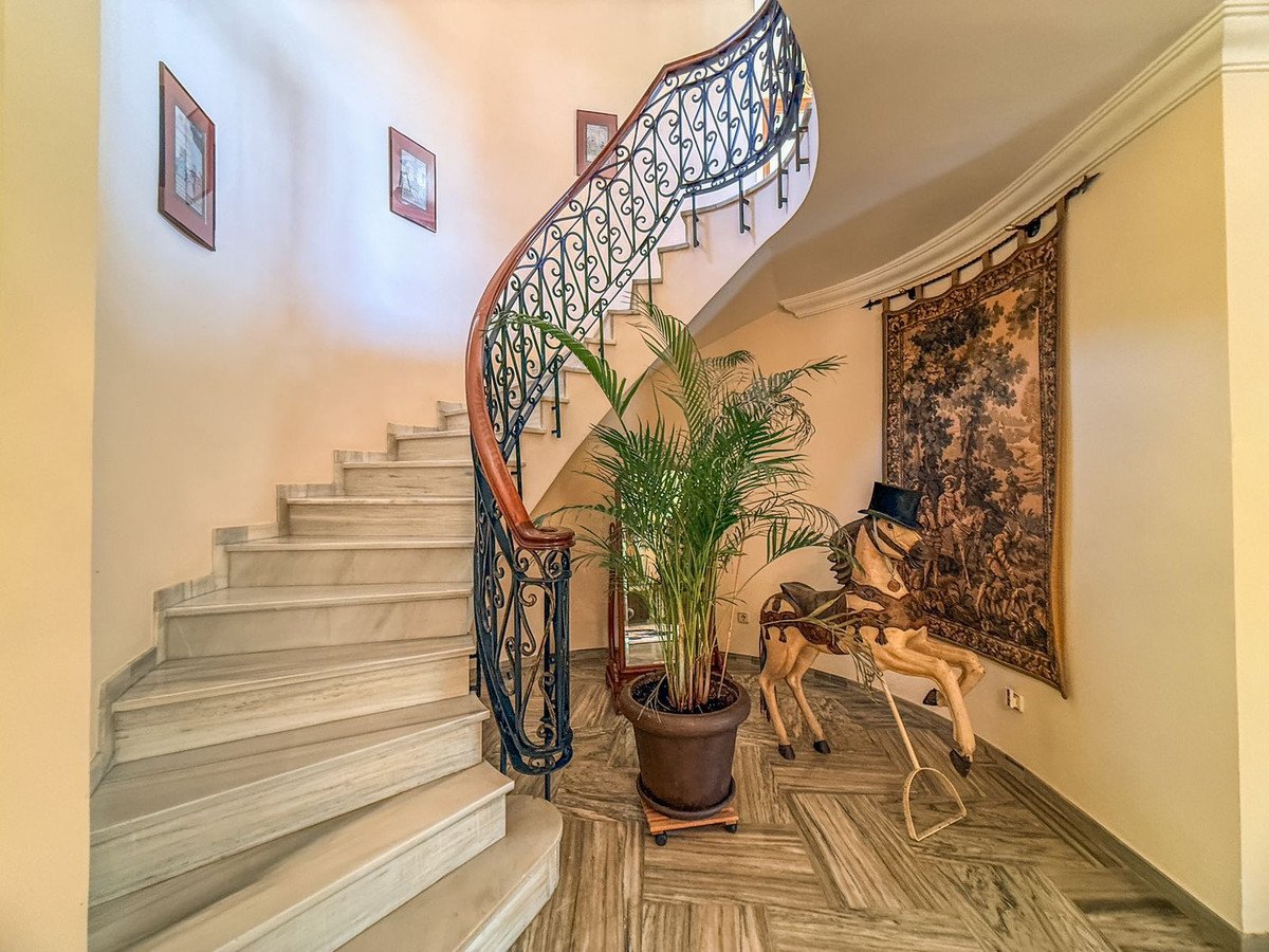 6 Bed Detached Villa in El Paraiso