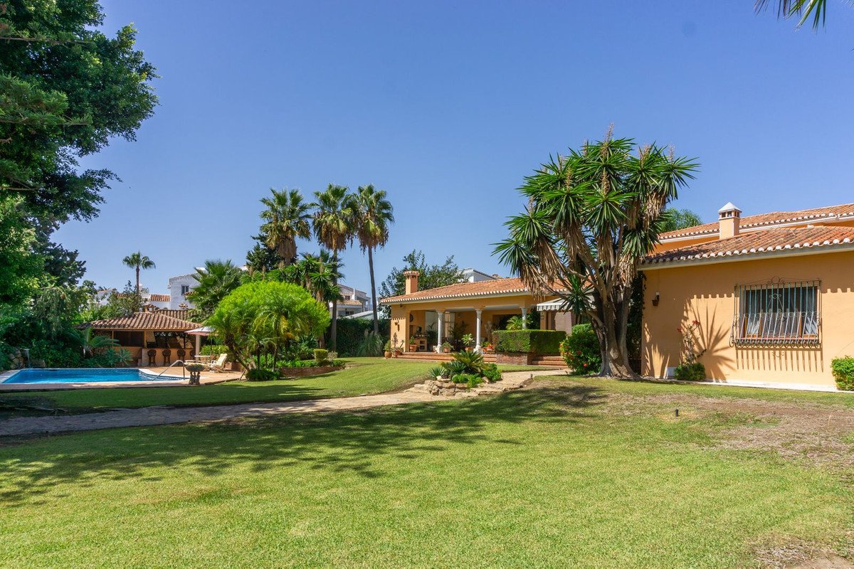 6 Bed Detached Villa in El Paraiso