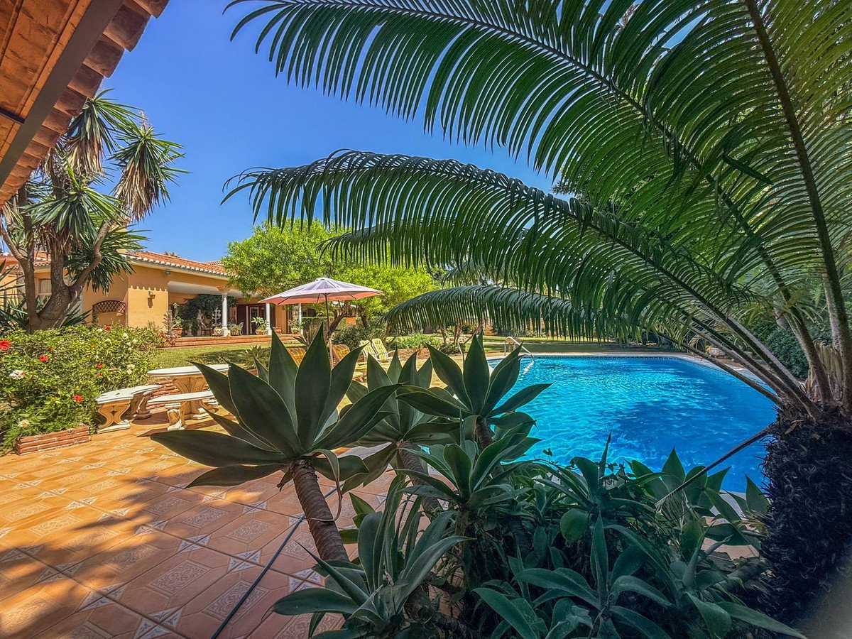 6 Bed Detached Villa in El Paraiso