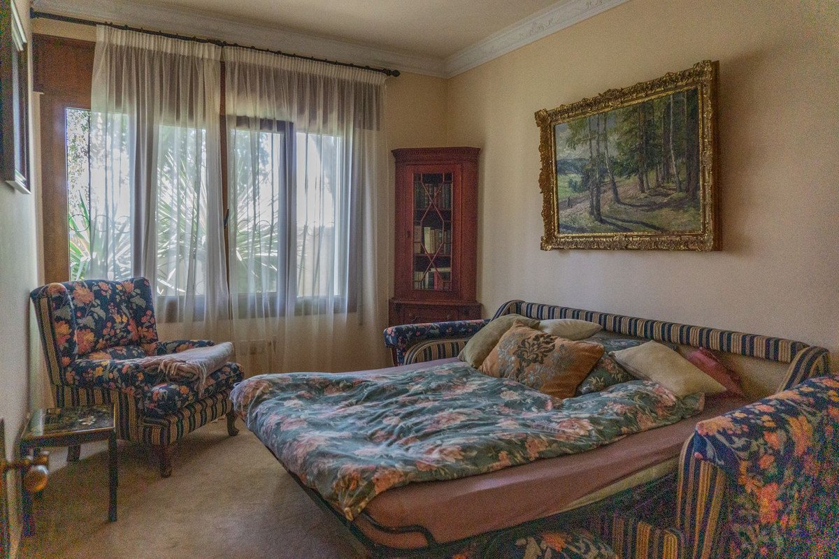 6 Bed Detached Villa in El Paraiso