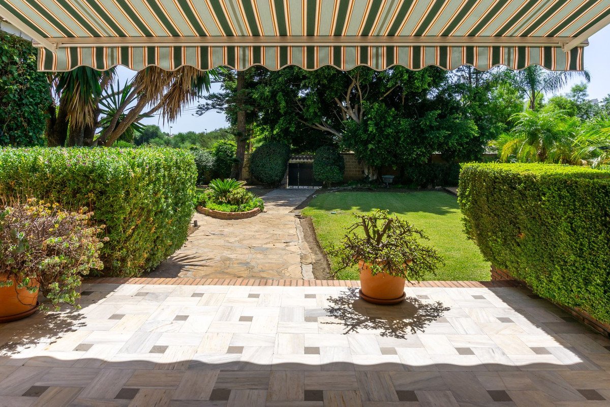 6 Bed Detached Villa in El Paraiso