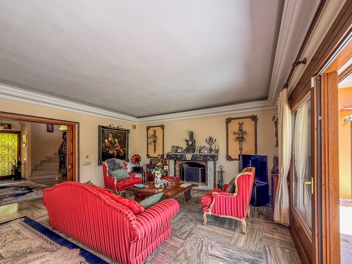 6 Bed Detached Villa in El Paraiso