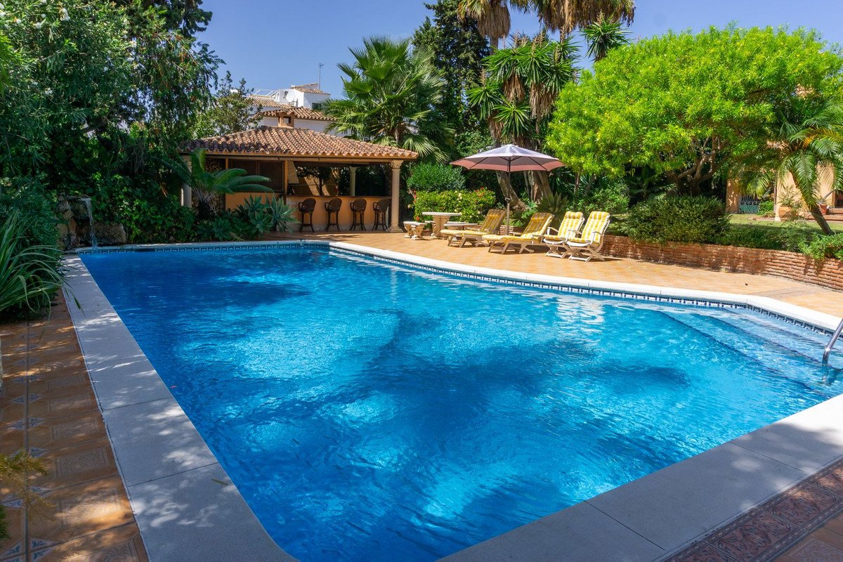 6 Bed Detached Villa in El Paraiso
